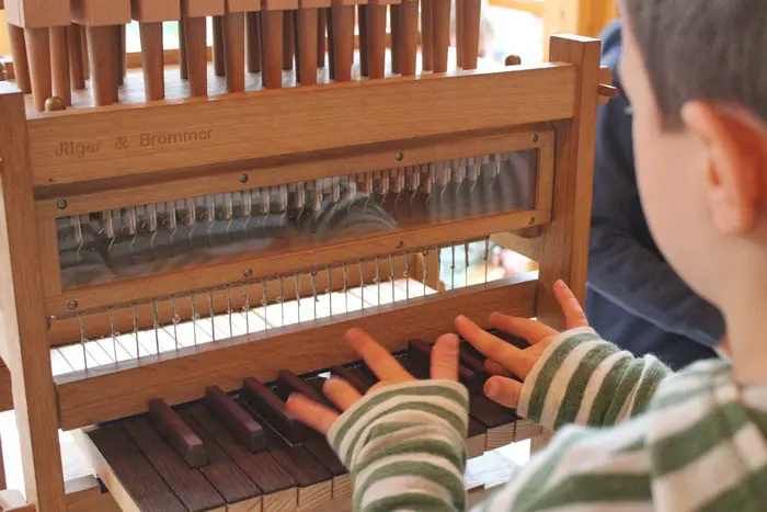 Orgelaufbau in der evangelischen Kita Petrusheim